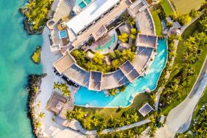 eine Luftansicht eines Resorts am Strand in der Unterkunft Sanctuary Cap Cana, a Luxury Collection All-Inclusive Resort, Dominican Republic in Punta Cana