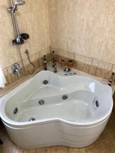 een badkamer met een wit bad en een douche bij Da Francesca in Scilla