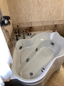 een groot wit bad in de badkamer bij Da Francesca in Scilla