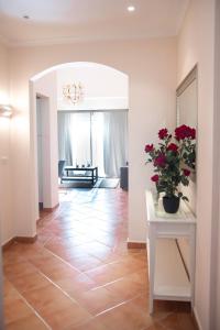 a hallway with a table with a potted plant on it at Colina Verde Resort in Moncarapacho