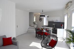 uma cozinha e sala de estar com mesa e cadeiras em Duplex Liberté Plein Centre em Saint-Raphaël