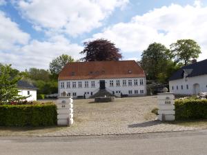 a large white building with a red roof at Juhl's Bed & Breakfast in Kolding