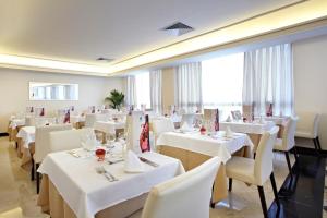 Restaurace v ubytování Grupotel Playa Camp de Mar - Adults Only