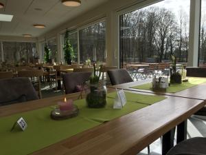 een tafel in een restaurant met een kaars erop bij Hotel Grünwalde in Halle Westfalen