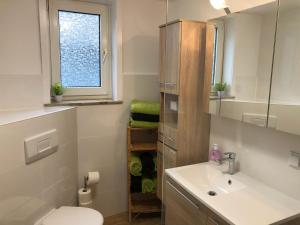 Et badeværelse på Fewo Am Park + 19 billeder