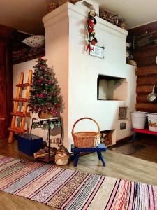 セーベジにあるDom V Russkom Stileのクリスマスツリーと暖炉のあるリビングルーム