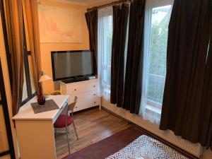 TV a/nebo společenská místnost v ubytování Hotel Clochard