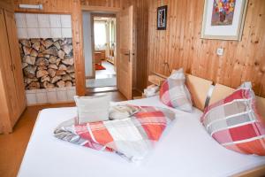 Postel nebo postele na pokoji v ubytování Ferienhaus Schneiderhäusl Zillertal
