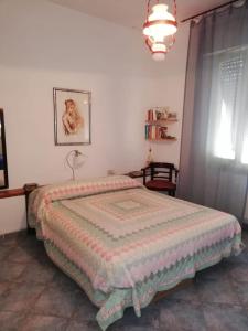 una camera da letto con un letto e una finestra di SOFIANNA a Castiglioncello