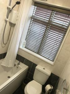 La salle de bains est pourvue de toilettes, d'une baignoire et d'une fenêtre. dans l'établissement Church Lane, à Newcastle upon Tyne