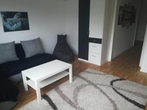 een woonkamer met een bank en een salontafel bij Zur Sternschnuppe in Borken
