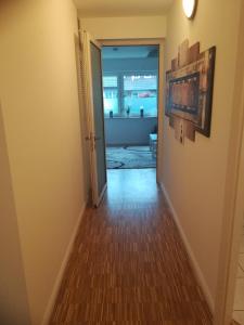 een lege hal met een deur naar een kamer bij Zur Sternschnuppe in Borken