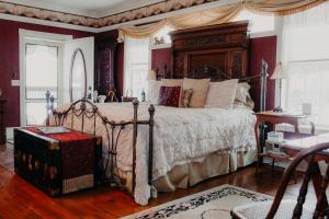 Aurora Staples Inn في ستيلووتر: غرفة نوم بسرير كبير مع مظلة