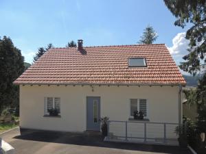 uma pequena casa branca com um telhado vermelho em Gîte ESPERANZA SPA et SAUNA em Hazelbourg