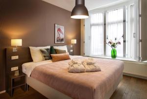 Voodi või voodid majutusasutuse Haarlem Hotel Suites toas