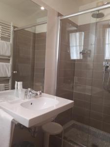 A bathroom at Accademia Hotel