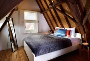 Voodi või voodid majutusasutuse Haarlem Hotel Suites toas