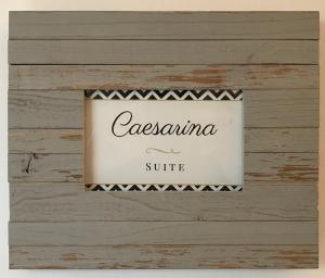 a sign that says casseramine suite on a wooden wall at Bohórquez Rooms by Ático73 in Medina Sidonia