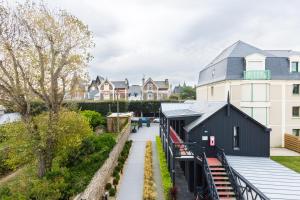 a view of a house with a black building at Hôtel Ar Iniz in Saint Malo
