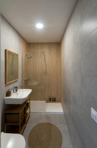 A bathroom at Bohórquez Rooms by Ático73