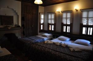 Tempat tidur dalam kamar di Nimet Hanım Konağı