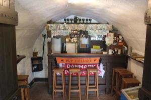 un bar con dos taburetes y un cartel en una habitación en Mandel Camping, en Paloznak