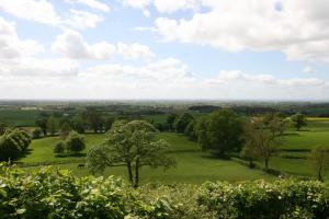 een uitzicht vanaf de top van de heuvel bij Honeysuckle in Crayke YO61 4TE in York