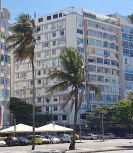 un gran edificio con palmeras delante en Copacabana Front Beach, en Río de Janeiro