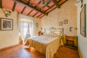 um quarto com uma cama num quarto em Podere Casanova em Montespertoli