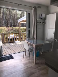 GastesにあるSuperbe Village Vacances 4* MH601のキッチン(テーブル、椅子、デッキ付)