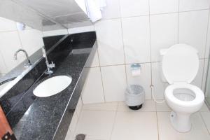 A bathroom at Bica Pau Hotel