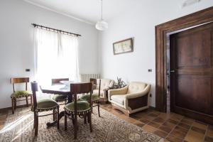 a living room with a table and chairs at MASSERIA CITULO Il Pino grande in Castel del Monte