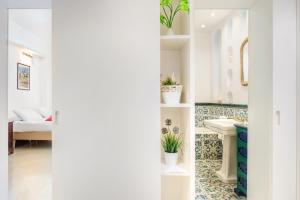 un baño con lavabo y espejo en GOCCE VILLAS - El Royale Suites Sorrento, en Sorrento 13 fotos más