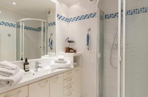 ein Bad mit einer Dusche und einem Waschbecken in der Unterkunft Cap View in Antibes