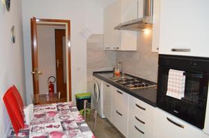 A kitchen or kitchenette at Betty's House