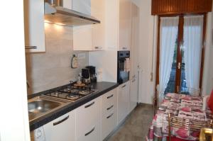 A kitchen or kitchenette at Betty's House
