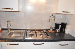 A kitchen or kitchenette at Betty's House
