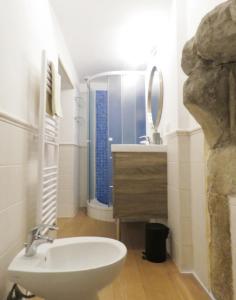 A bathroom at Casa del Moro - romantic loft in Trastevere