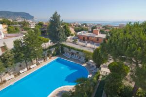 una vista sul tetto di una piscina con alberi e edifici di Hotel K2 a Numana