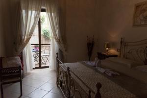 1 dormitorio con 1 cama y puerta que da a un patio en Il Brillocco, en Castellabate