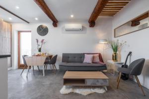 ein Wohnzimmer mit einem Sofa und einem Tisch in der Unterkunft Vieil Antibes Charming Guillaumont in Antibes