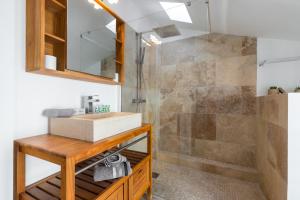 uma casa de banho com um lavatório e um chuveiro em Le Château - THE MOST BEAUTIFUL SIGHT IN OLD TOWN, private terrace em Nice