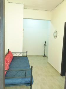 um quarto com uma cama e um relógio na parede em Badia em Aversa