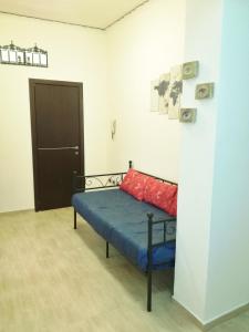 um quarto com uma cama com um colchão azul e almofadas vermelhas em Badia em Aversa