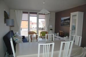 cocina y comedor con mesa y sillas en Appartement Vivacances côte d'Opale (Ste-Cécile), en Camiers