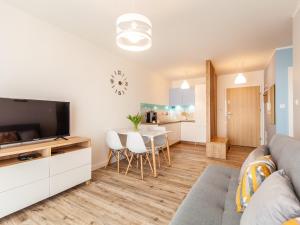 Telewizja i/lub zestaw kina domowego w obiekcie Apartament Rybacka 12A/68, Kołobrzeg