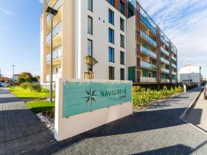znak przed budynkiem apartamentowym w obiekcie Apartament Rybacka 12A/68, Kołobrzeg w Kołobrzegu