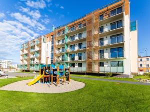 plac zabaw przed budynkiem apartamentowym w obiekcie Apartament Rybacka 12A/68, Kołobrzeg w Kołobrzegu