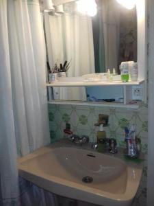 uma casa de banho com um lavatório e um espelho em Comfortable House Center (2) em Burgos