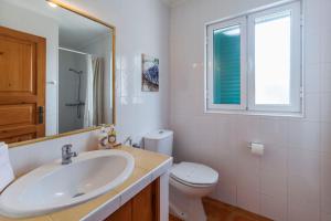 biała łazienka z umywalką i toaletą w obiekcie Casas do Porto w mieście Mosteiros